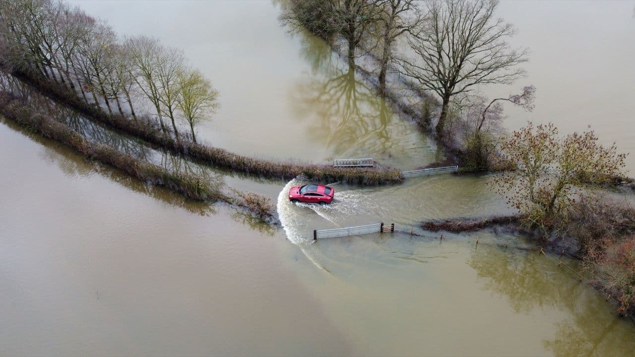 flooded-lane-car